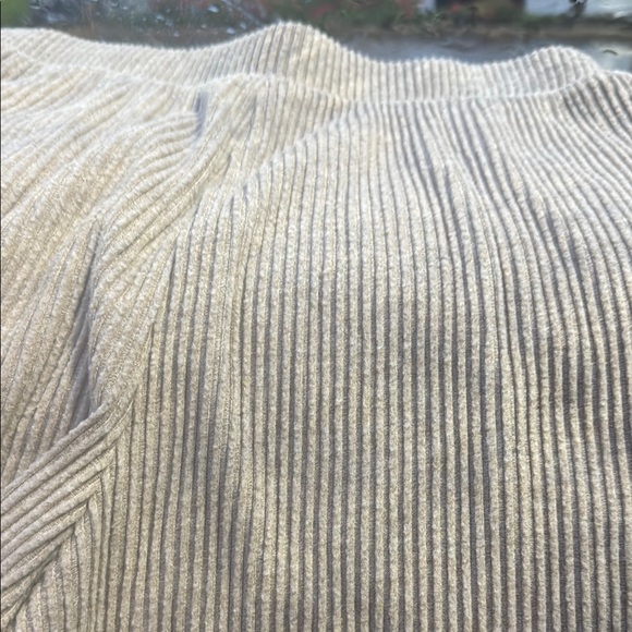 ALO Yoga size medium  Women's Ribbed Beige or cream Shorts - Picture 7 of 7